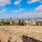 Planta Baja En La Muralla Romana Junto A La Catedral