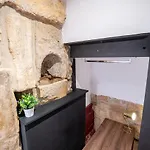 Planta Baja En La Muralla Romana Junto A La Catedral